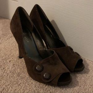 Nine West brown suede peep toe pump